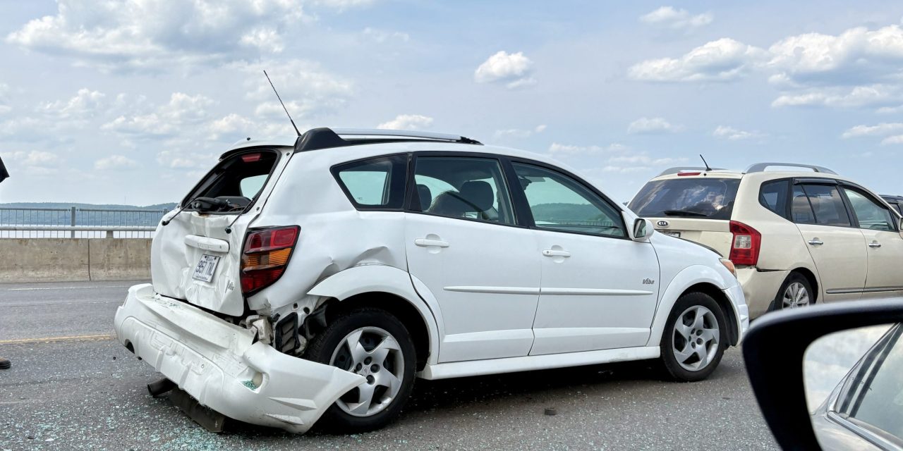Collision on bridge between Hawkesbury and Grenville