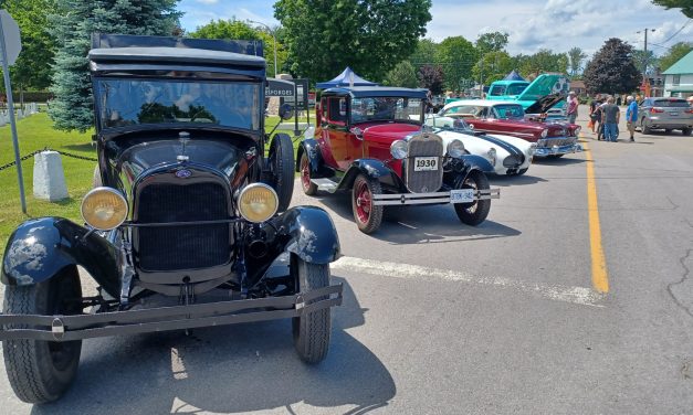 Classic cars by the canal in Grenville