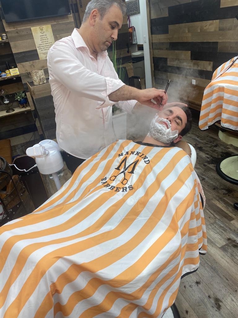 Are there any specific techniques for using a beard shampoo bar effectively, such as lathering or massaging into the skin?