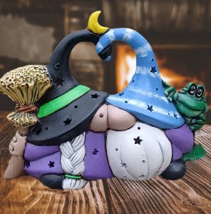 Spooky Smooching Gnomes