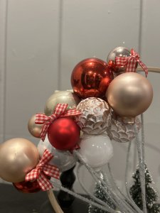 Snowman w/ Balloons table top decor