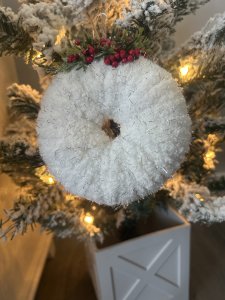 Chunky Yarn mistletoe ornament