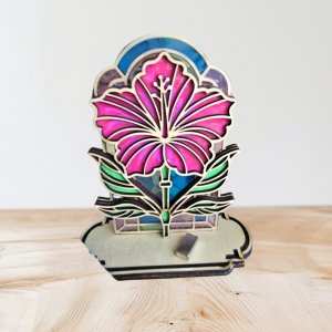 Hibiscus Radiance – Stained Glass-Style Wooden Desk Ornament