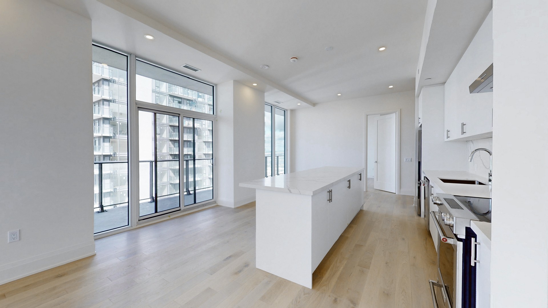 LPH106-8960 Jane Street, Vaughan