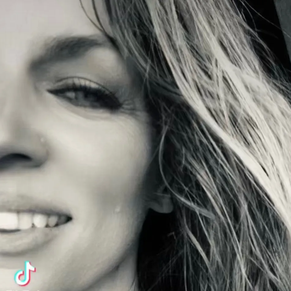@melmayd_official TikTok profile avatar