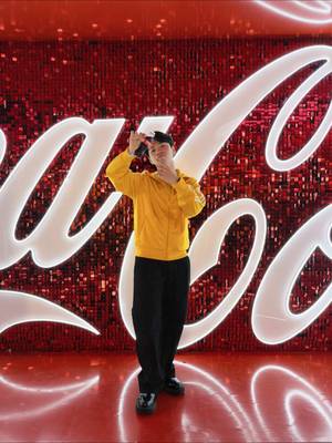 Casa CazéTV, Copa do Mundo da FIFA 2026™️, amigos, torcida e uma Coca-Cola geladinha 😮💨 Tem algo melhor que isso?? 🇧🇷⚽️🥤 #FIFAWorldCup #CocaCola #RealTimeEmotion #publi