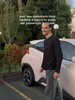 meu morotista particular dirigindo o carro rosa 🤏🏼😭 #passengerprincess #casal #namorados