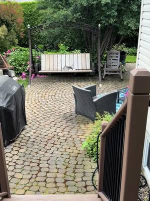 Even without the cushions, I always find my human on the porch swing. šæš I love spending quiet moments soaking up the garden⦠and supervising absolutely nothing. š¼ P.S. Mom is showing off the little rack she rescued from a neighborās trash. She turned it into something beautiful! š¤©ā»ļø ******** MĆŖme sans les coussins, je finis toujours par retrouver mon humaine sur la balanƧoire. šæš Jāadore ces doux moments passĆ©s Ć profiter du jardin⦠et Ć superviser le calme absolu. š¼ P.S. Maman vous montre le petit rack quāelle a rĆ©cupĆ©rĆ© dans les ordures dāune voisine. Elle en a fait quelque chose de magnifique ! š¤©ā»ļø