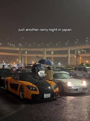 Worth getting soaked for 🇯🇵 #daikokupa #rx7 #jdm #japancars #tokyonights 