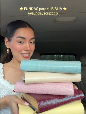 FUNDAS BELLAS PARA TU BIBLIA 🤎⭐️ @sundayscript.co Nuestras Bible Covers fueron creadas para acompañarte en tu vida diaria con Dios: proteger tu Biblia, llevarla contigo y hacer de tus tiempos de lectura algo intencional, práctico y especial. Antes de elegir tu talla, te recomendamos medir tu Biblia abierta de extremo a extremo, incluyendo portada, contraportada y lomo, para asegurarte de que tenga el ajuste ideal.