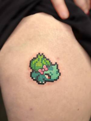 Absolutely adorable pixel art bulbasaur tattoo! 💕🍃#bulbasaur #pokemon #pokemontattoo #tattoovlog #tattoosartist 