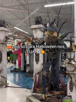 Imagina ficar preso a noite nessa loja KKKKK #halloween #estadosunidos #foryoupagе #fy 