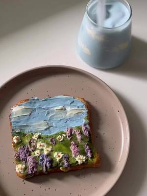 Since you guys liked my previous toast painting, heres another one🤭 this time i added some daisies to the lavender field🌷 #fyp #viral #toast #toastinspo #breakfast #painting #paint #foodart #foodartist #Recipe #aesthetic 