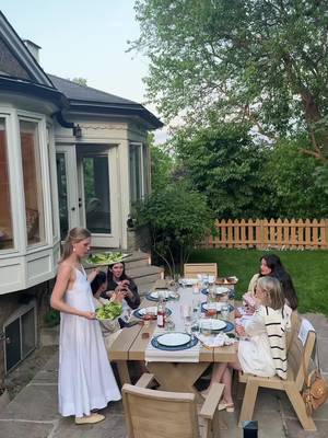 Happy Midsommar!! Only felt fitting to reshare last years Swedish inspired Midsommar Supper🍰🍓🌸