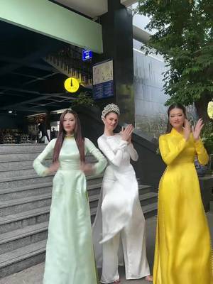 Rocking the streets of Vietnam with my sis. Khuay dong duong pho cung cac chi em @Đoàn Thiên Ân @Chế Ng Quỳnh Châu