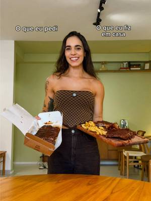 esse eu fiquei chocada real! eu achava q era impossível fazer em casa 😳 receita👇🏻 1kg costela suína - 27,00 Derreta na frigideira: 3 colheres de manteiga - 5,00 2 dentes de alho - 0,50 1 colher de sopa de sal - 0,30 pimenta do reino a gosto - 0,50 Passe na costela dos dois lado, enrole bem no papel alumínio e leve pra assar em fogo baixo (160 graus) por 2 horas. Molho: 3 colheres de sopa de açúcar mascavo - 3,00 200g de ketchup - 7,00 1 colher vinagre de maçã - 0,50 1 colher de shoyu - 0,50 2 colheres de sopa de mostarda - 1,00 1 colher páprica defumada - 0,50 Derreta o açúcar, acrescente a cebola e deixe caramelizar, depois acrescente o resto dos ingredientes e mexa por 5 minutos. Passe na costela e leve pra assar em fogo médio por 20 minutos e tá pronto! TOTAL GASTO: R$ 45,80