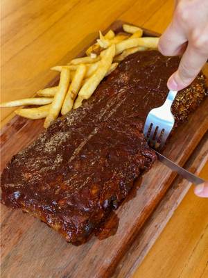 quero ver vcs fazendo na casa de vcs 🫵🏻 receita👇🏻 1kg costela suína Derreta na frigideira: 3 colheres de manteiga 2 dentes de alho 1 colher de sopa de sal pimenta do reino a gosto Passe na costela dos dois lados, enrole bem no papel alumínio e leve pra assar em fogo baixo (160 graus) por 2 horas. Molho: 3 colheres de sopa de açúcar mascavo 200g de ketchup 1 colher vinagre de maçã 1 colher de shoyu 2 colheres de sopa de mostarda 1 colher páprica defumada Derreta o açúcar, acrescente a cebola e deixe caramelizar, depois acrescente o resto dos ingredientes e mexa por 5 minutos. Passe na costela e leve pra assar em fogo médio por 20 minutos e tá pronto!