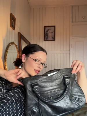 Ummm did i just thrift a balenciga bag??? Can anyone help me authenticate it 🥲😭🖤 #balenciaga #citybag #opshop #thrift #designer #gabriette #brisbane #fashion #secondhand