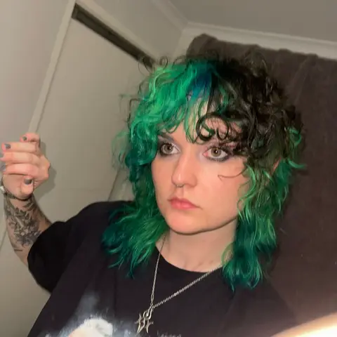 Tried out @Good Dye Young for the first time a few weeks ago , I’ve washed it a few times since - and I’m actuallt surprised with how vibrant it still is. Using the shades Kowabunga and Blue Rein #greenhair