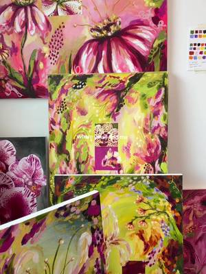 getting crowded in the art studio recently!  #artiststudio #floralpainting #londonartist #flowers #abstractpainting 