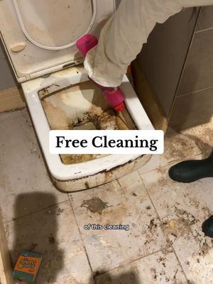 The best bathroom deep clean transformation I have ever done!!🤭💖 #CleanTok #fyp #deepcleaning