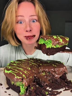 This is your sign to make your own Dubai Chocolate-inspired cake with @matchakari 🤤💚✨ #dubaichocolate #dessert #plantbased #homemade #foryou 