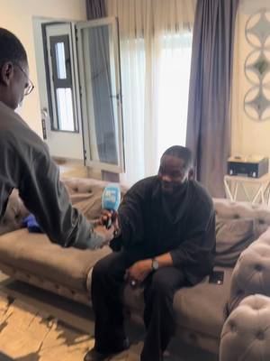Un réel plaisir de recevoir mon jeune frère Elimane Ndao, journaliste reporter France 24 venu m’interviewer. Émotion particulière quand tu m’as rappelé que j’ai été la première personne à te tendre un micro, lors des fêtes de Noël à la Ville de Dakar , en 2005. Et quelques années plus tard, te voilà en face de moi pour m’interviewer sur un sujet aussi essentiel que la santé mentale. Le temps passe, les parcours se construisent, et la fierté demeure. Un réel plaisir, vraiment.