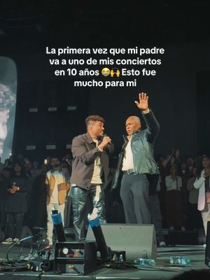 😭🙌 “Todo Va a Estar Bien” se hizo realidad hoy en mi vida. Leer más… Hace más de 10 años, cuando escribí esta canción junto a @angelofrilop, estaba pasando por un tiempo muy difícil. Mi relación con mi padre no estaba bien, hacía en ese momento unos 10 años que, en rebeldía, me fui de casa con el corazón roto para vivir con mi madre. (En mi libro “Dios tiene un propósito contigo” comparto más detalles de esa etapa). Link en bio🔗 Durante años, sentí que lo había perdido todo, incluyendo el abrazo de un padre. Pero Dios no se olvidó de mí. Diez años después, Dios abrió las puertas para grabar mi primer álbum junto a Barak, pero antes me pidió arreglar las cosas con mi padre. Le pedí perdón, él me abrazó, y nuestra relación fue restaurada. Mi padre nunca había podido asistir a uno de mis conciertos por su ocupaciones personales y sus responsabilidades como pastor. Pero hoy, después de todo ese tiempo, está aquí conmigo celebrando estos 10 años. 😭🙌 Dios fue intencional y preparó el escenario perfecto. Ustedes me ayudaron familia a mostrarle a mi padre que su hijo es un hijo de la promesa, no el rebelde que era antes. Mientras el yo cantaba el oraba en este video, pero le pedí que abriera sus ojos para que viera sus oraciones contestadas y puse mis manos en sus rodillas, porque ellas me trajeron hasta aquí. Gracias Dios, @grupobarak, y gracias Nueva York por regalarme un Sold Out en el @barclayscenter el mejor día de mi vida. Recuerden que no hay familia perfecta, pero está en nuestras manos perdonar y permitir que el propósito de Dios se cumpla en nuestras vidas. Oro para que la gracia de Dios toque tu vida y que tus padres se sientan orgullosos de ti. Gracias @anappolanco por el video ♥️😭🙌 Te amo Nos vemos pronto familia y espero adorar con ustedes #reels #god #dios #jovenescristianos #fyp #barak
