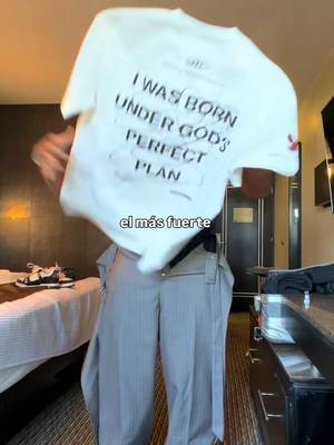 El mundo debe saberlo 🤍 🙌 Envíalo a un amigo y recuérdale: “Naciste bajo el plan perfecto de Dios.” Y con esta camiseta, tú y yo anunciaremos este mensaje. También puedes regalar una en— link en la bio. 🏃🏻 🛒 solo para 500 amigos 🏃🏻 @robertsgreen x Krema studio 🔥 Envíos a todo el mundo ✌🏼 Robertgreenb.com Aquí voy rumbo an Ecuador para mis últimas 2 fechas del año. 🙌 #fyp #moda #proposito