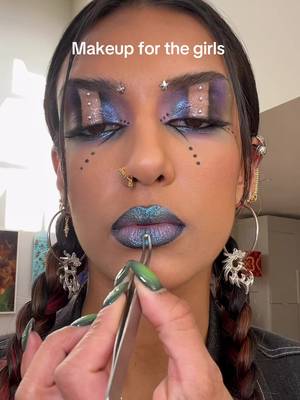 Makeup for the girls! ๐โญ๏ธ A look using my soon to be released @Embellish studs!