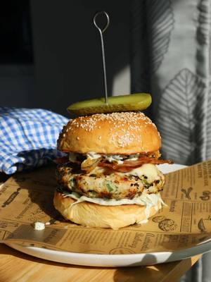 insane dill pickle burger🤭🥒✨ yessss it’s a chicken burger but it’s delish so trust me🫵🏻 Recipe is on my website! https://www.theredbowlofficial.com/recipes/dill-pickle-chicken-burgers Pans/Knives/cutting board: @HexClad Top: @Aritzia Brioche buns recipe: @Joshua weissman Mayo: @Hellmann’s Canada