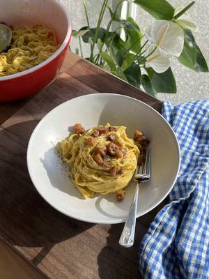 authentic fettuccine carbonara🤭🥓✨ recipe is on my website! https://www.theredbowlofficial.com/recipes/fettuccine-carbonara?rq=Carbonara Pans/Knives/Cutting board/bowls: @HexClad Tank top: @Aritzia