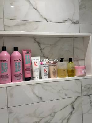 clean my girl bathroom with me✨ #bathroomreset #cleaning #cleanwithme #CleanTok #resetroutine 