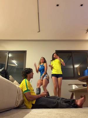 Ps: eu to de short tá galera, e segundo ps: Sim, eu quase torci meu pé no começo kakakakaka