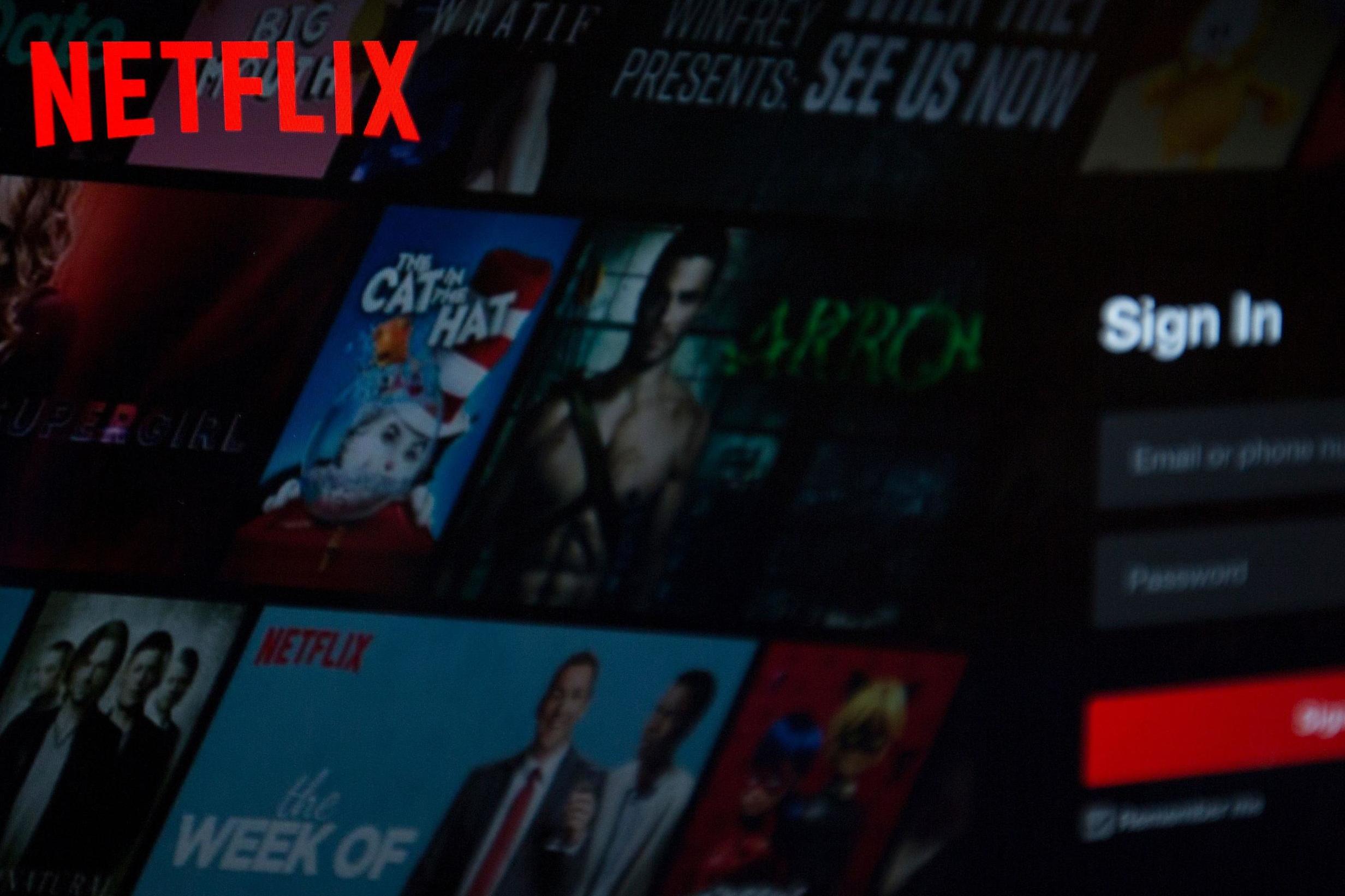 Netflix acusada de 'roubo de rodovia' por conta de imposto, com receita do Reino Unido atingindo £ 1 bilhão
