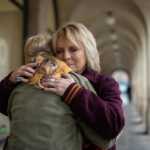 The Stranger, crítica: o suspense de Jennifer Saunders é macabro e horrível - mas também é engraçado