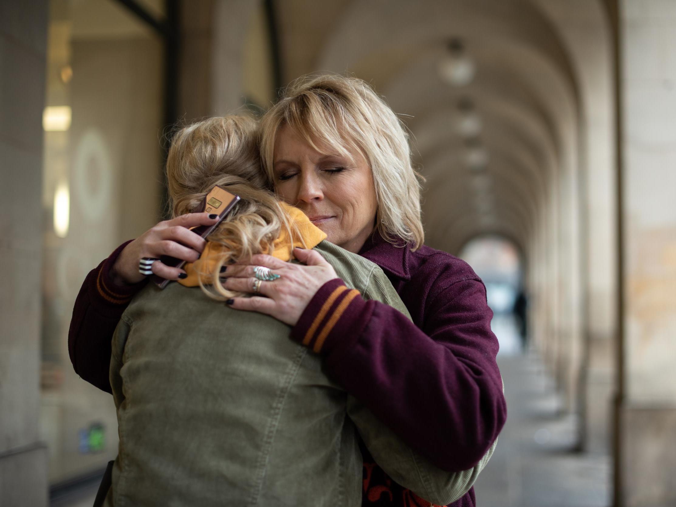 The Stranger, crítica: o suspense de Jennifer Saunders é macabro e horrível - mas também é engraçado