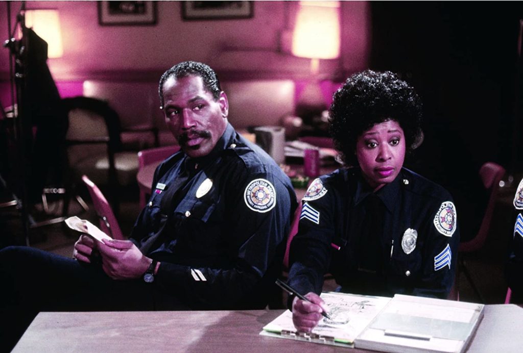 Hooks (Marion Ramsey) e Hightower (Bubba Smith) Academia de polícia