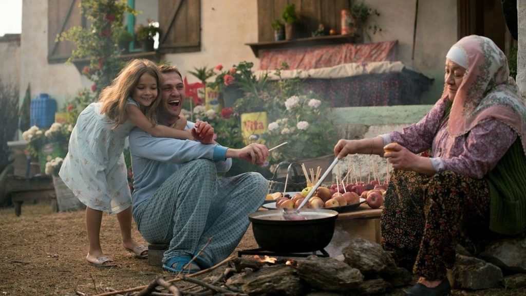 O Milagre ba cela 7 - Ova (Nisa Sofiya Aksongur), Memo (Aras Bulut Iynemli) e Fatma (Celile Toyon Uysal)