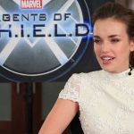 Elizabeth Henstridge estrela de 'Agents of SHIELD' dirige o episódio Time Loop de Tonight