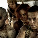 Nicholas Hoult ator de 'Mad Max: Estrada da Fúria' sabia que havia feito algo de errado quando atriz Charlize Theron cuspiu na cara dele