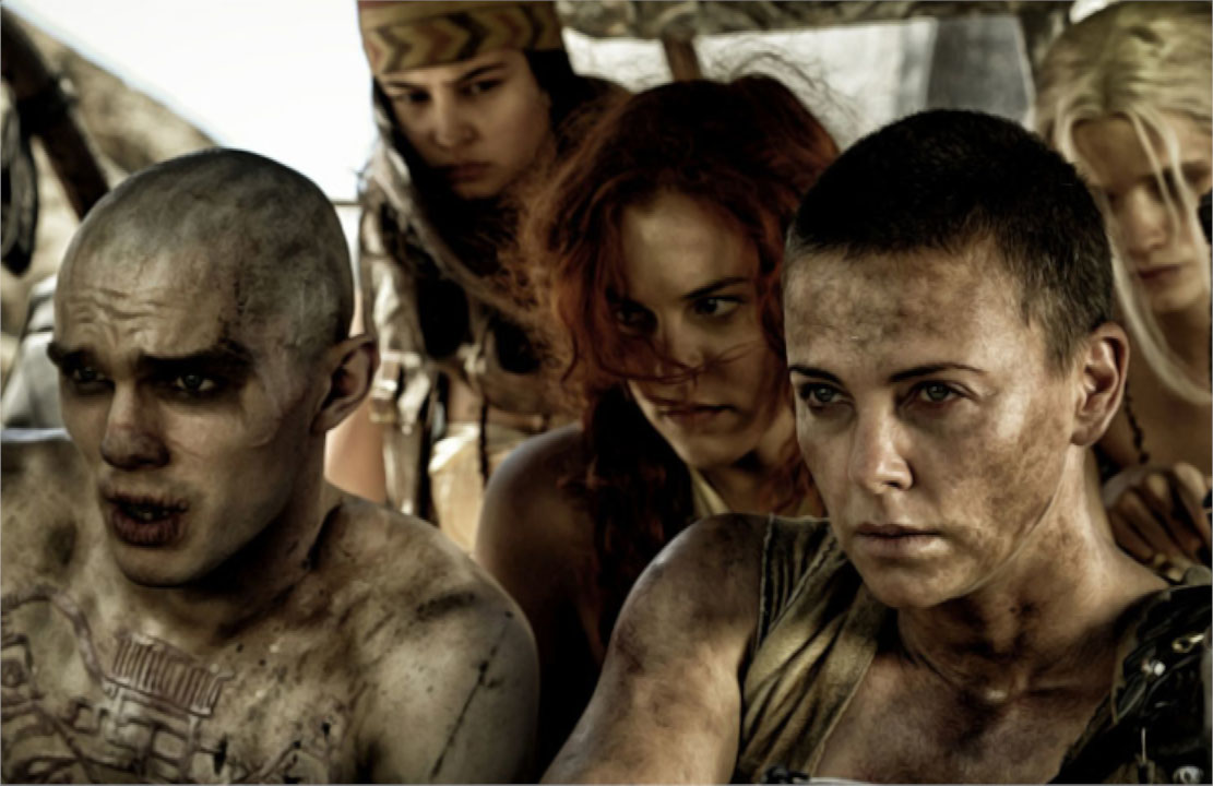 Nicholas Hoult ator de 'Mad Max: Estrada da Fúria' sabia que havia feito algo de errado quando atriz Charlize Theron cuspiu na cara dele