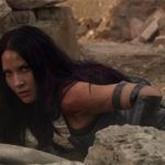 Alguém adicionou um sabre de luz em Oliva Munn X-Men que se tornou viral e eu não consigo desviar o olhar