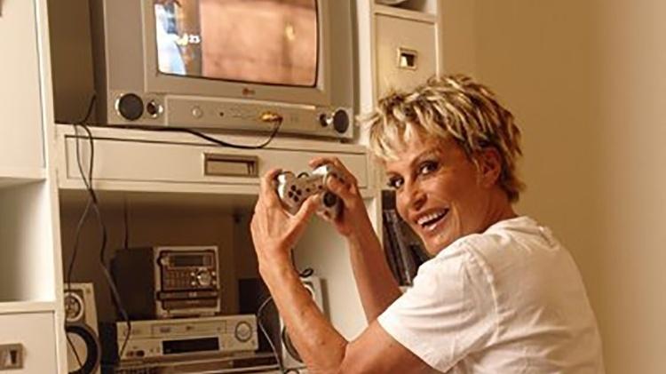 Ana Maria Braga não manda só bem nas panelas, no PlayStation ela também da aula! 6