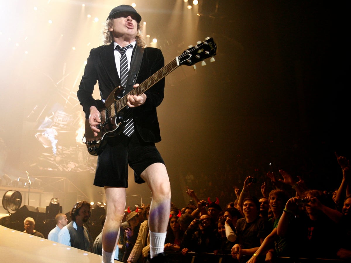 Um fã do AC / DC pagou $ 28.000 por uma aula de guitarra com Angus Young e acabou tocando por horas com a banda 1