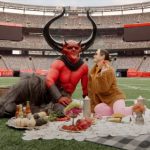 Corresponder ao anúncio de Ryan Reynolds 'Maximum Effort Pairs Satan e 2020 em uma união profana