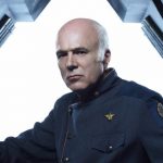 O COMPOSITOR DA BATTLESTAR GALACTICA BEAR MCCREARY NÃO TINHA IDEIA DE QUE A 'TORRE DE VIGIA' SERIA USADA PARA A REVELAÇÃO DOS CYLON