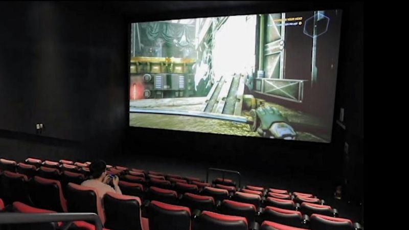 Sem clientes e filmes na pandemia, cinemas alugam telões para gamers 4
