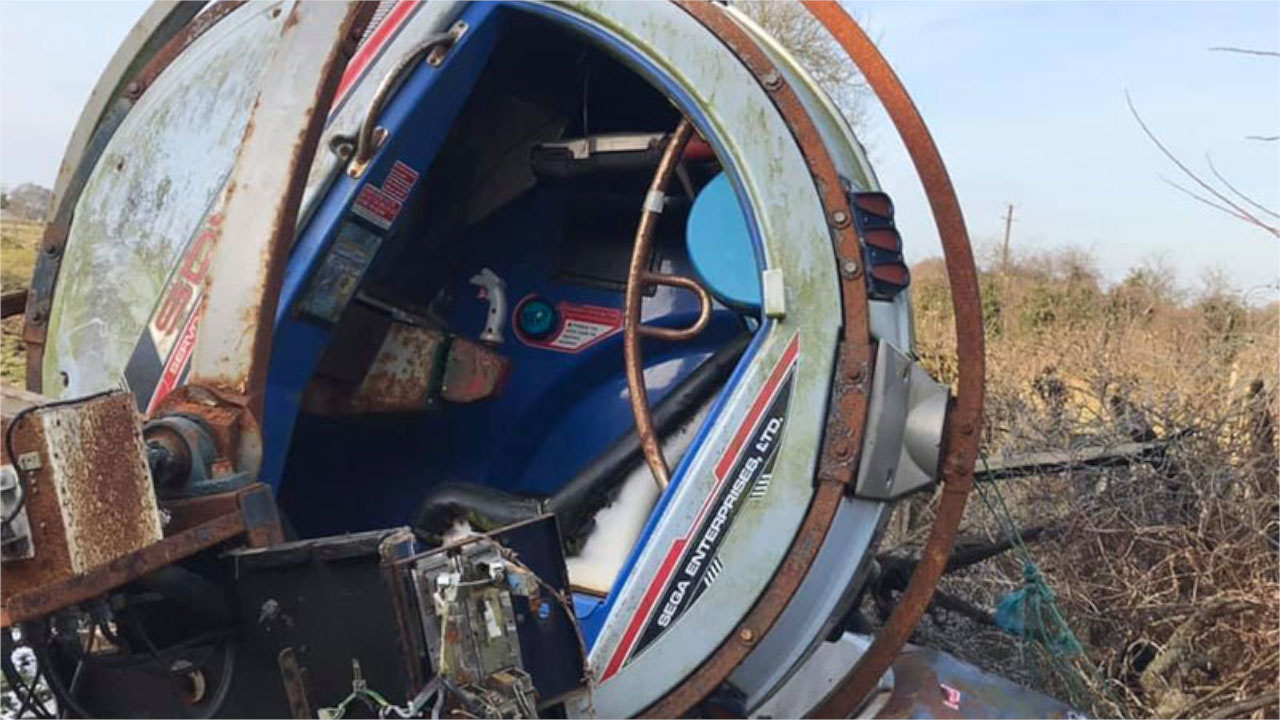 Arcade Sega incrivelmente raro foi encontrado apodrecendo em um campo