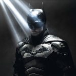 O pôster do Batman e as novas imagens promocionais mostram Robert Pattinson ao lado do Batmóvel